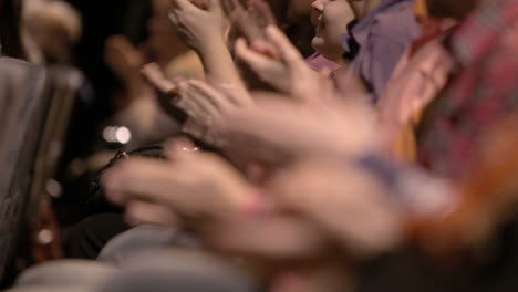 Händeklatschende-Menschen,-Die-An-Einer-Veranstaltung-Teilnehmen