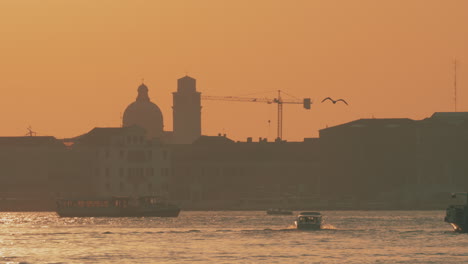 Wasserszene-Von-Venedig-Bei-Sonnenuntergang-Italien