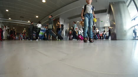 Zeitraffer-Des-Personenverkehrs-In-Der-Eingangshalle-Des-Flughafens-Thessaloniki