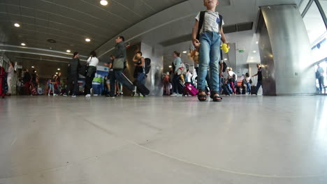 Timelapse-Del-Tráfico-De-Personas-En-El-Hall-De-Entrada-Del-Aeropuerto-De-Tesalónica