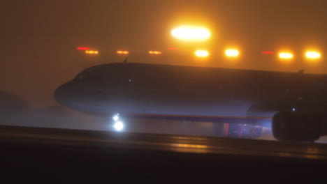 Avión-De-Aeroflot-Ganando-Velocidad-En-La-Pista-Antes-De-Despegar-Por-La-Noche