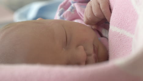 Neugeborenes-Mädchen-Schläft-In-Eine-Decke-Gehüllt