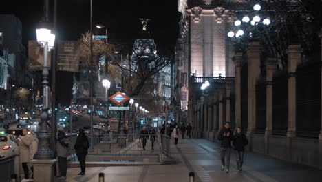 Nachtansicht-Der-Belebten-Alcala-Straße-Mit-Eingang-Zur-U-Bahn-Station-Madrid