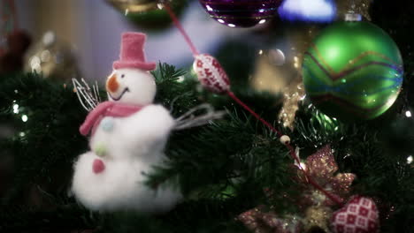Juguetes-De-Navidad-En-El-árbol