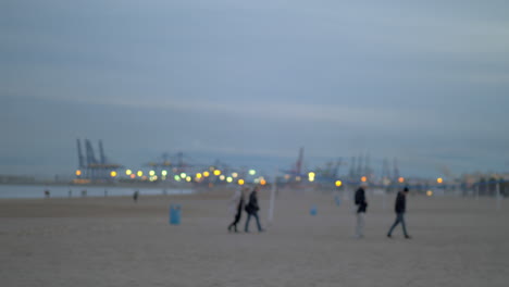 Gente-Caminando-Por-La-Playa-En-Un-Día-Frío