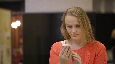 Junge-Frau-Benutzt-Smartphone