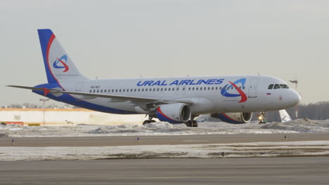 Ural-Airlines-A320-En-La-Pista.