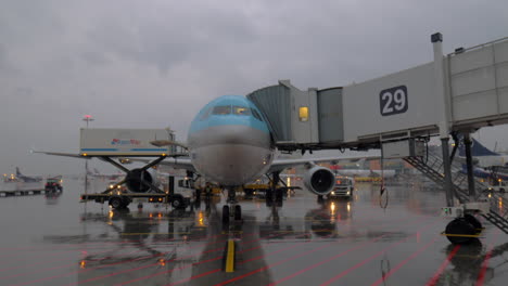 Deboarding-and-unloading-cargo-of-Korean-Air-aircraft