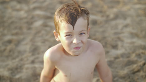 Junge-Am-Strand-Und-Seine-Sandbälle