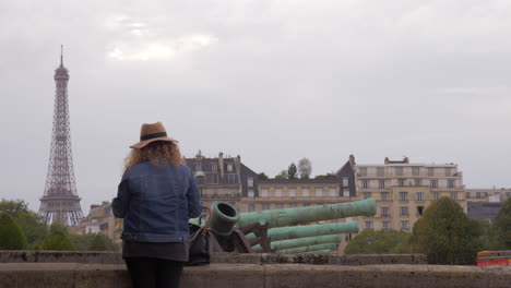 Mujer-Turista-Mirando-La-Torre-Eiffel-Desde-Les-Invalides-En-París-Francia