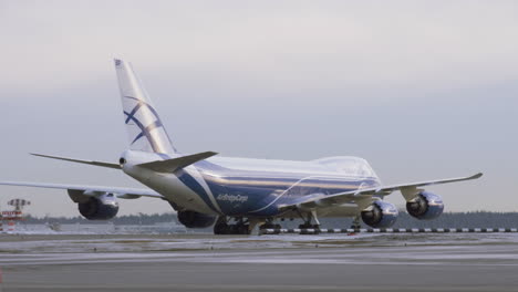 Carguero-Boeing-747-De-Airbridgecargo-En-El-Aeropuerto-De-Moscú,-Rusia