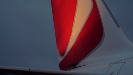 Heck-Eines-Flugzeugs-Einer-Tschechischen-Fluggesellschaft-Auf-Dem-Hintergrund-Des-Abendhimmels