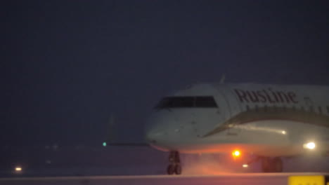 Rusline-Flugzeug,-Das-In-Der-Winternacht-In-Moskau-Am-Flughafen-Domodedowo-Ankommt