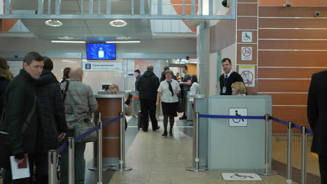 Cola-En-Las-Puertas-De-Vuelos-Nacionales-En-El-Aeropuerto-Sheremetyevo-De-Moscú