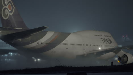 Boeing-747-De-Thai-Airlines-En-La-Pista-En-La-Noche-De-Invierno