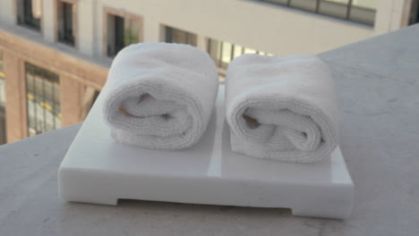 Fresh-facial-towels-in-hotel-or-spa