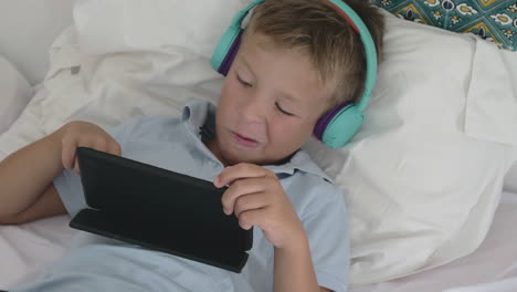 Kind-Entspannt-Sich-Zu-Hause-Mit-Tablet-PC