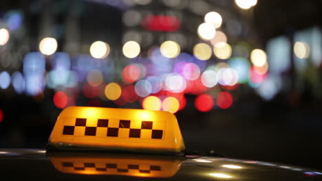 Beleuchtetes-Taxischild-Auf-Einer-Stadtstraße
