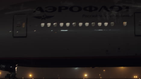 Flugzeugschlepper,-Der-Nachts-Eine-Boeing-777-Zieht