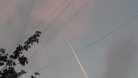 Avión-Con-Rastro-Blanco-En-El-Cielo