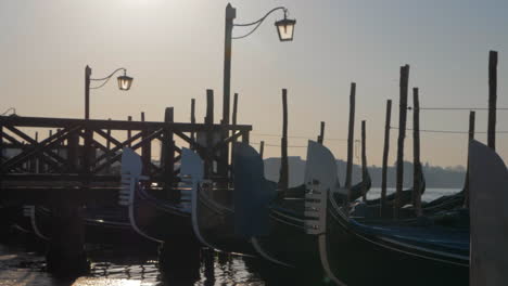 Gondeln-Vertäut-Am-Dock-Mit-Holzsteg-Venedig-Italien