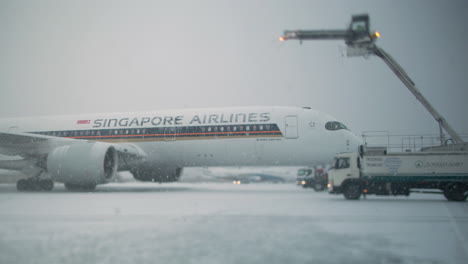 Zeitrafferaufnahme-Eines-Enteisenden-Flugzeugs-An-Einem-Wintertag-Am-Moskauer-Flughafen-Domodedowo