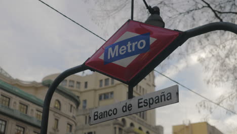 U-Bahn-Schild-Banco-De-Espana-In-Madrid,-Spanien