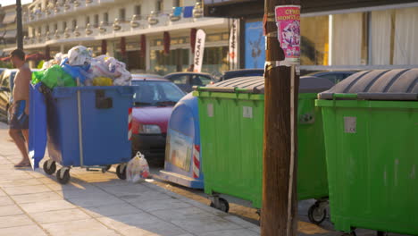 Caminando-Con-Un-Bebé-En-La-Calle-Con-Contenedores-Llenos.