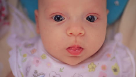 Porträt-Eines-Drei-Monate-Alten-Mädchens-Mit-Großen-Blauen-Augen