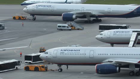 Flugzeugrückstoß-Am-Flughafen-Scheremetjewo-In-Moskau,-Russland