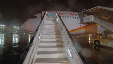 Vista-Nocturna-Del-Avión-De-Hainan-Airlines-Con-Escaleras.
