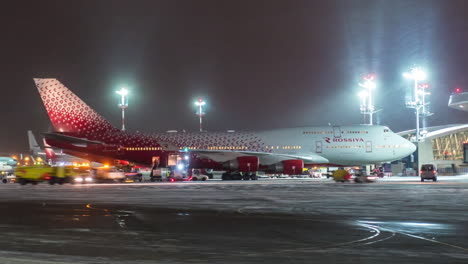 Zeitraffer-Des-Flughafenpersonals,-Das-Vor-Dem-Flug-Fracht-Und-Gepäck-Ins-Flugzeug-Verlädt