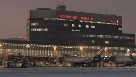 Zeitraffer-Des-Terminals-F-Des-Flughafens-Scheremetjewo-Im-Morgengrauen,-Moskau,-Russland