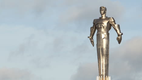 Zeitraffer-Von-Wolken,-Die-Hinter-Dem-Juri-Gagarin-Denkmal-Laufen