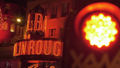 Moulin-Rouge-Und-Rote-Ampel-Im-Nächtlichen-Paris-Frankreich