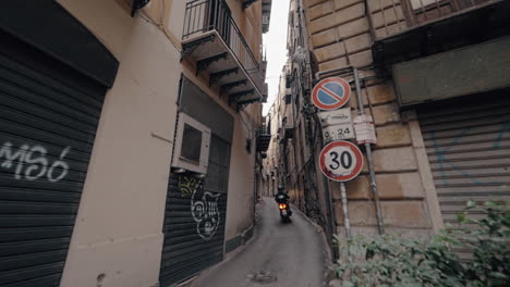 Motorbike-in-the-alleyway-of-Palermo-Italy
