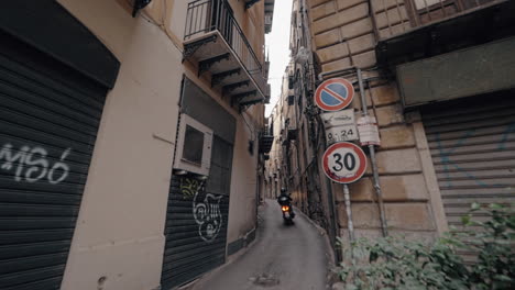 Moto-En-El-Callejón-De-Palermo,-Italia.