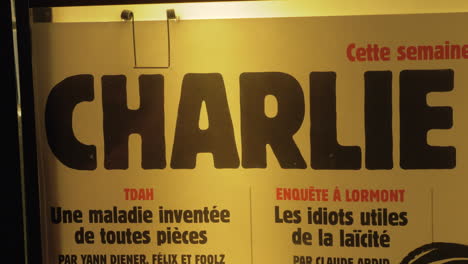 Außenplakat-Des-Französischen-Satiremagazins-Charlie-Hebdo-Paris