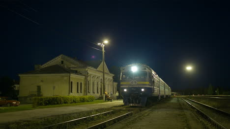 Zug-Kommt-Zum-Ländlichen-Bahnhof