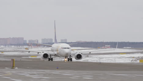 Boeing-737-800-De-Mongolian-Airlines-Rodando-En-La-Pista-De-Invierno