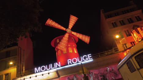 Beleuchtetes-Moulin-Rouge-In-Paris-Bei-Nacht