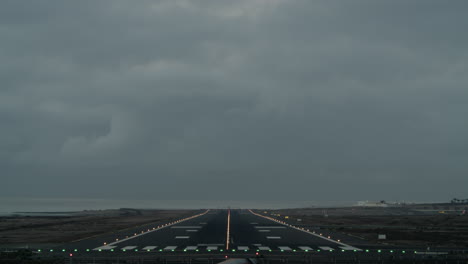 Panorama-Der-Landebahn-In-Der-Abenddämmerung