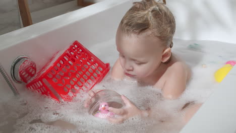 She-loves-playing-with-toys-in-bath