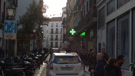 Kleine-Belebte-Straße-In-Madrid,-Spanien