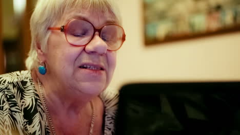 Ältere-Frau,-Die-Einen-Videochat-Führt