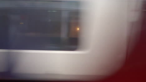 Hochgeschwindigkeits-Personenzug-Rauscht-Durch-Verschwommene-Bewegung