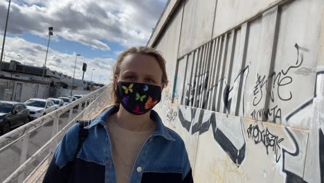 Woman-walking-among-the-graffiti-walls