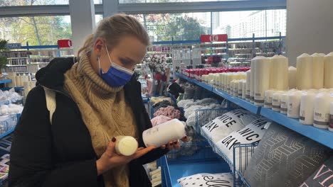 Mujer-Comprando-Artículos-Para-El-Hogar