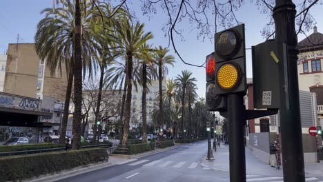 Valencia-Straße-Mit-Vielen-Ampeln,-Darunter-Eine-Für-Fahrräder