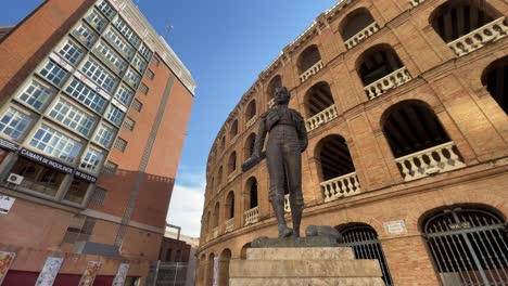 Stierkampfarena-Von-Valencia-Mit-Statue-Des-Stierkämpfers-Manolo-Montoliu